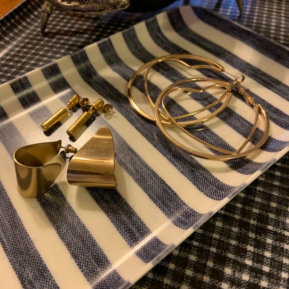 Classic minimalist gold tone vintage earrings set - Picture 2 of 7